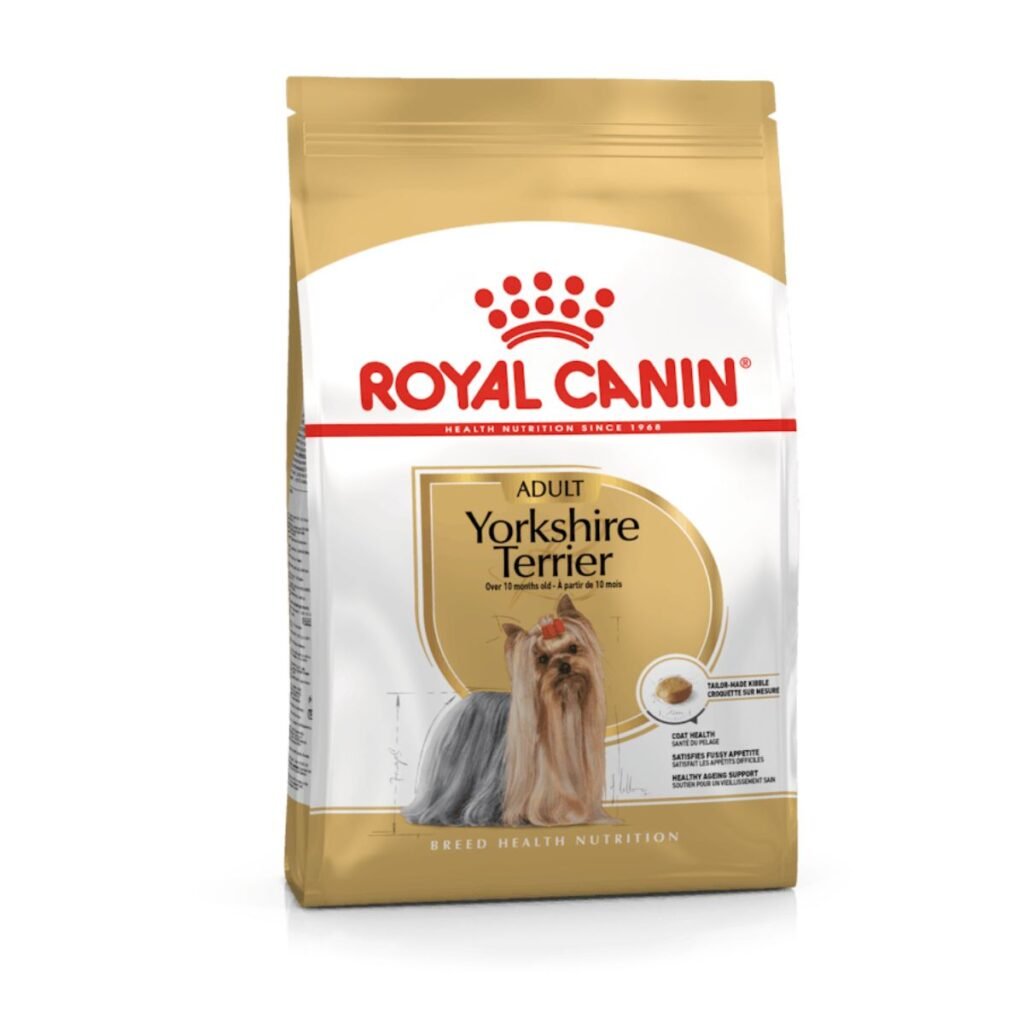 Empaque frontal del alimento para perro Royal Canin Yorkshire Terrier Adulto. El paquete presenta un fondo de color blanco, con imágenes de un perro de raza Yorkshire Terrier adulto saludable. En la parte superior, destaca el logotipo de Royal Canin, junto con la indicación 'Adult Yorkshire Terrier'